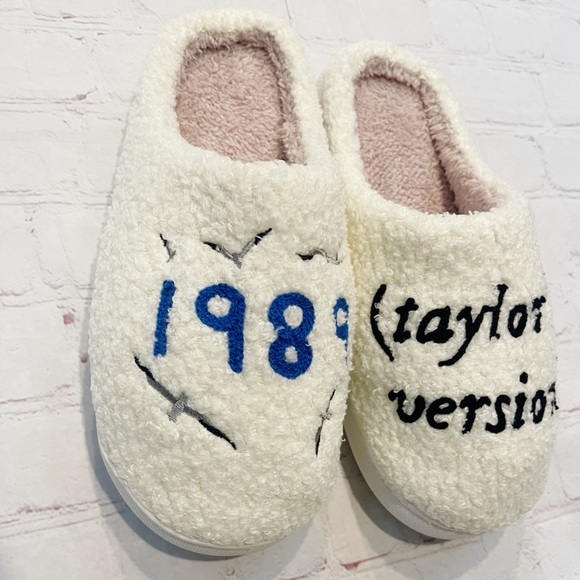 NEW! 1989 Taylor’s version seagull memory foam slippers women’s size 9.5-10 - Picture 5 of 10